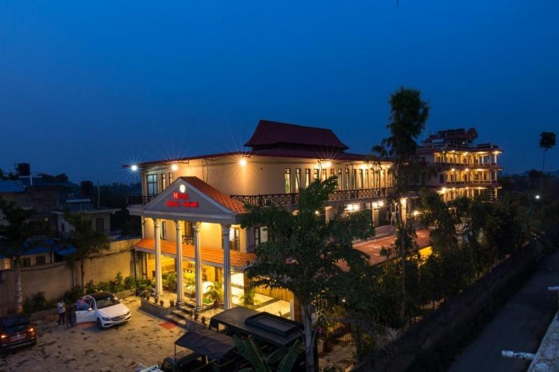 Hotel Royal Safari Chitwan Exteriör bild