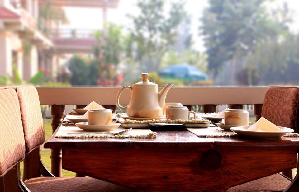 Hotel Royal Safari Chitwan Exteriör bild