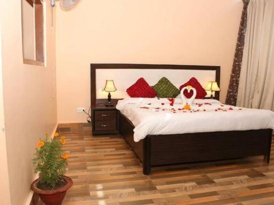 Hotel Royal Safari Chitwan Exteriör bild