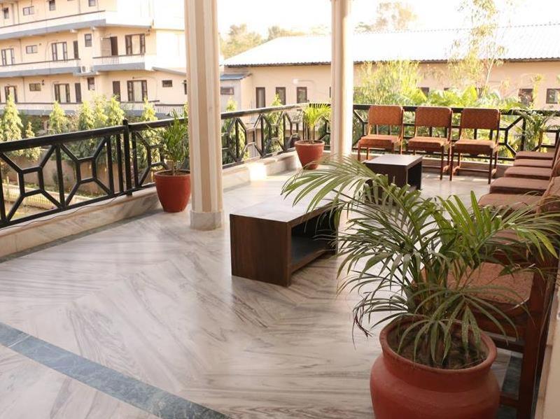 Hotel Royal Safari Chitwan Exteriör bild