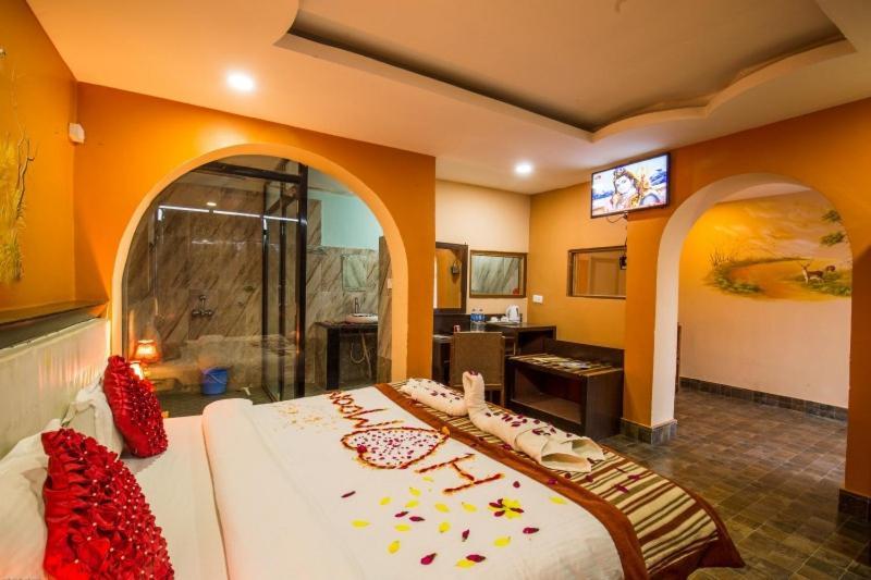 Hotel Royal Safari Chitwan Exteriör bild