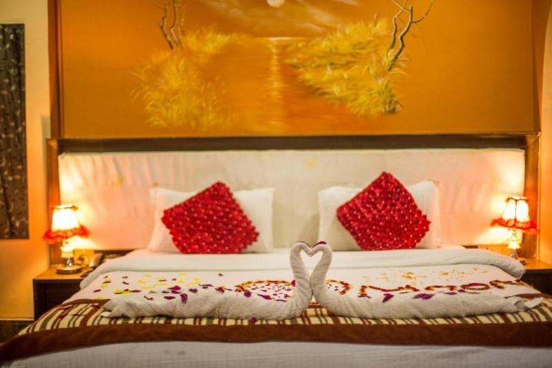 Hotel Royal Safari Chitwan Exteriör bild